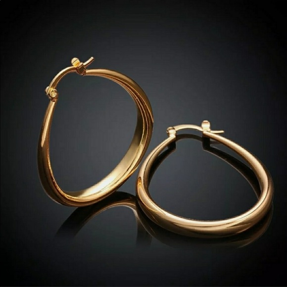 GORGEOUS 18K GOLD OVAL HOOPS - Picture 2 of 3
